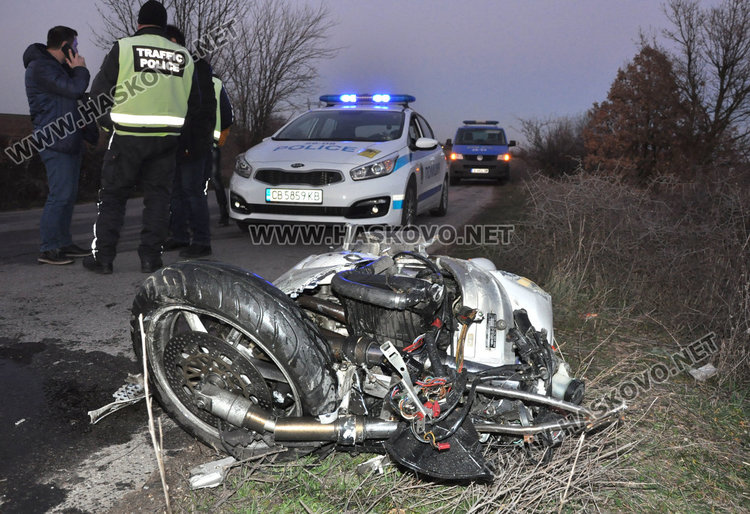 Моторист се заби челно в джип и избяга