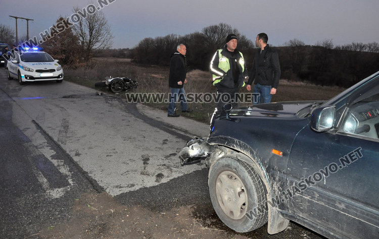 Моторист се заби челно в джип и избяга