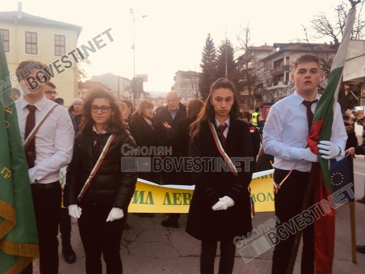 Факелно шествие от всички училища в Смолян в памет на Апостола 