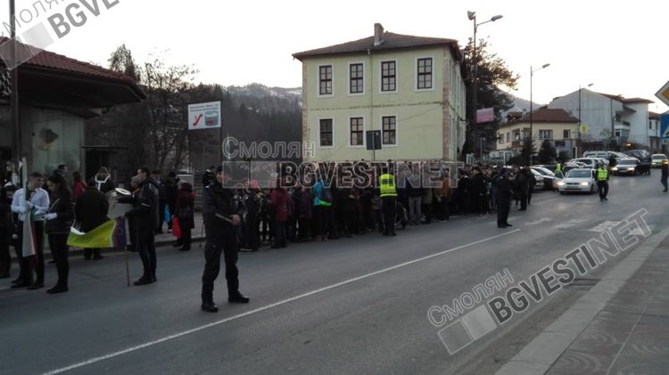 Факелно шествие от всички училища в Смолян в памет на Апостола 