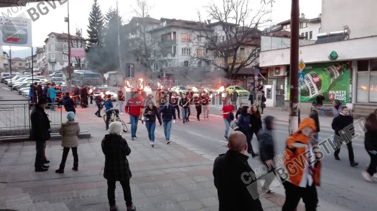 Факелно шествие от всички училища в Смолян в памет на Апостола 