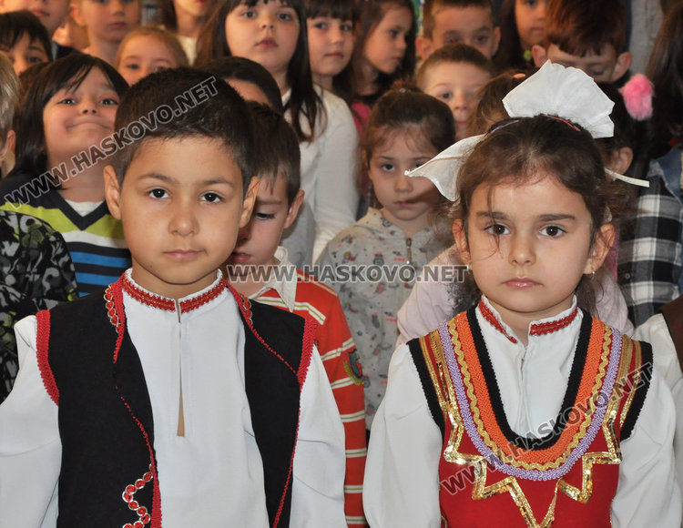 Деца скачаха като лъвчета за 146 г. от гибелта на Апостола