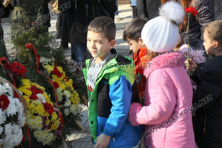 Димитровградчани коленичиха пред подвига на Васил Левски