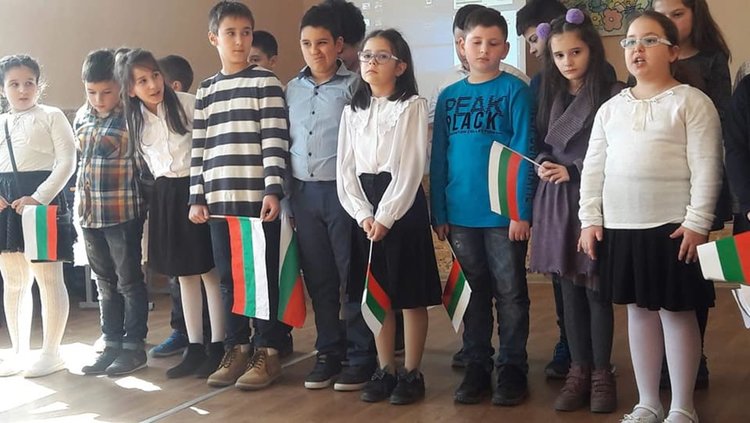 Първомайските ученици почетоха Апостола