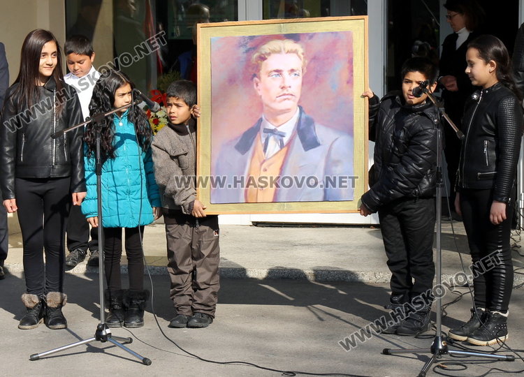 ОУ "Васил Левски" почетоха патронния си празник