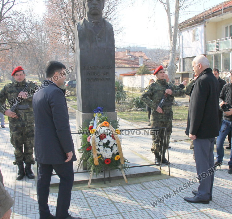 Димитровградчани коленичиха пред подвига на Васил Левски