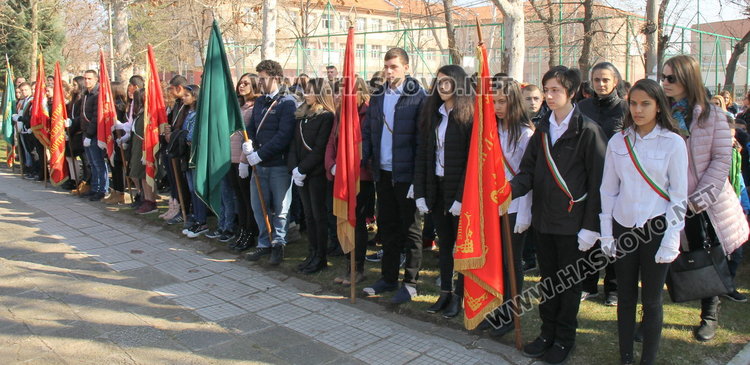 Димитровградчани коленичиха пред подвига на Васил Левски