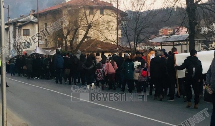 Факелно шествие от всички училища в Смолян в памет на Апостола 