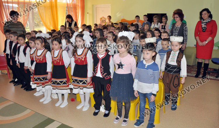 Деца скачаха като лъвчета за 146 г. от гибелта на Апостола