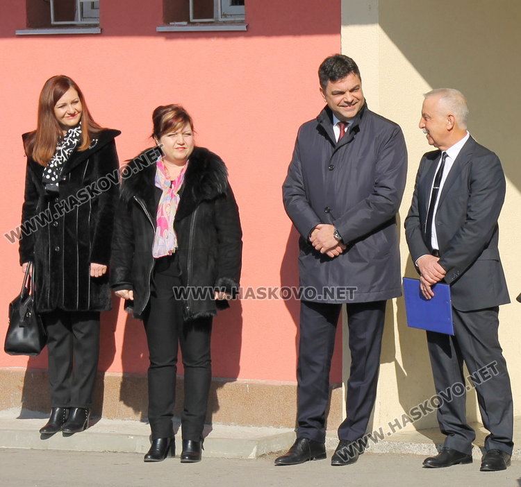 ОУ "Васил Левски" почетоха патронния си празник