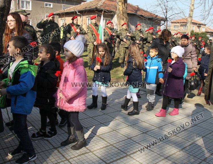 Димитровградчани коленичиха пред подвига на Васил Левски