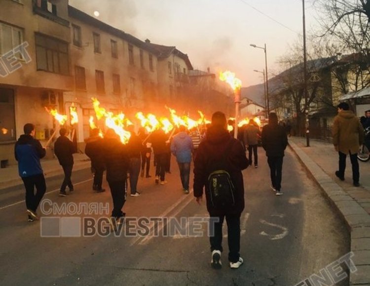 Факелно шествие от всички училища в Смолян в памет на Апостола 