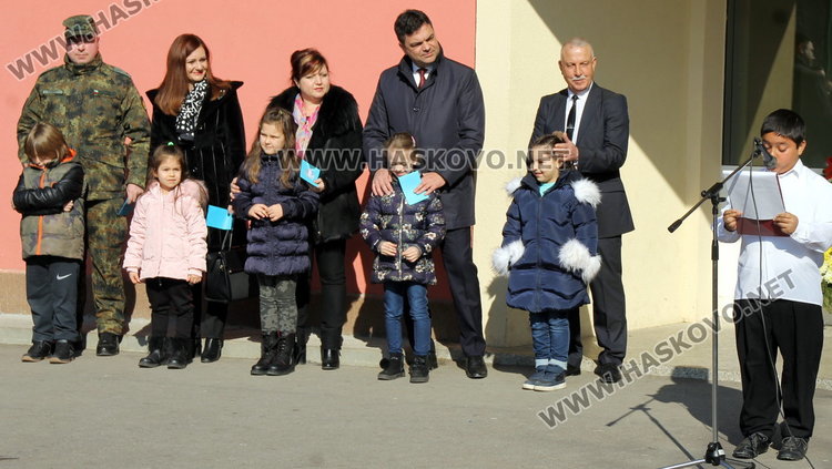 ОУ "Васил Левски" почетоха патронния си празник