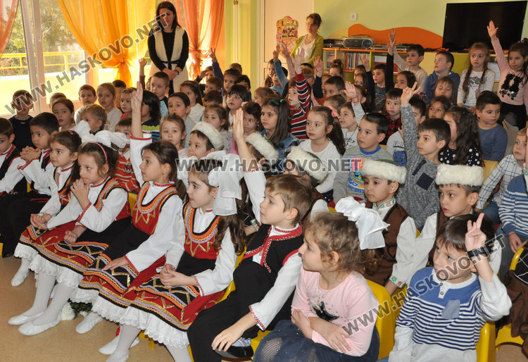 Деца скачаха като лъвчета за 146 г. от гибелта на Апостола