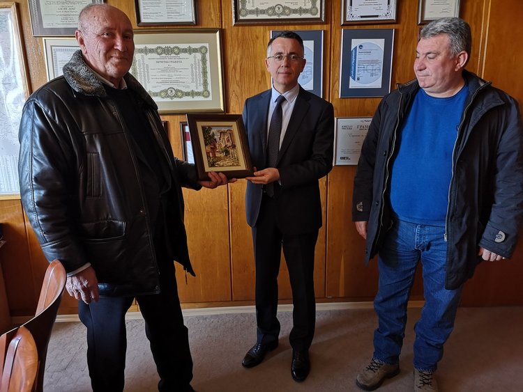 Запасните офицери дариха кмета Хасан Азис с картина