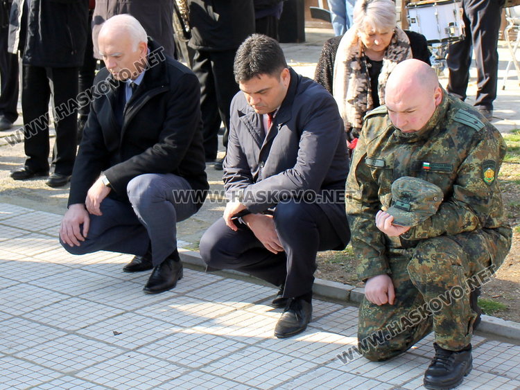 Димитровградчани коленичиха пред подвига на Васил Левски