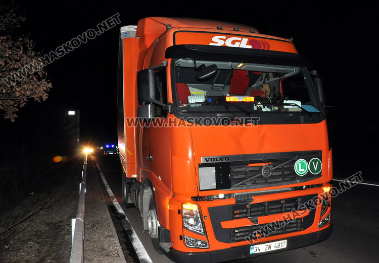 Задържаха шофьора на тира, убил изскочилия на платното пешеходец