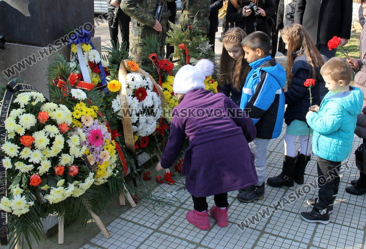 Димитровградчани коленичиха пред подвига на Васил Левски