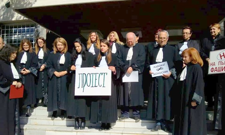 Адвокатите от Смолян протестираха срещу закона, задължаващ ги да докладват клиентите си на ДАНС