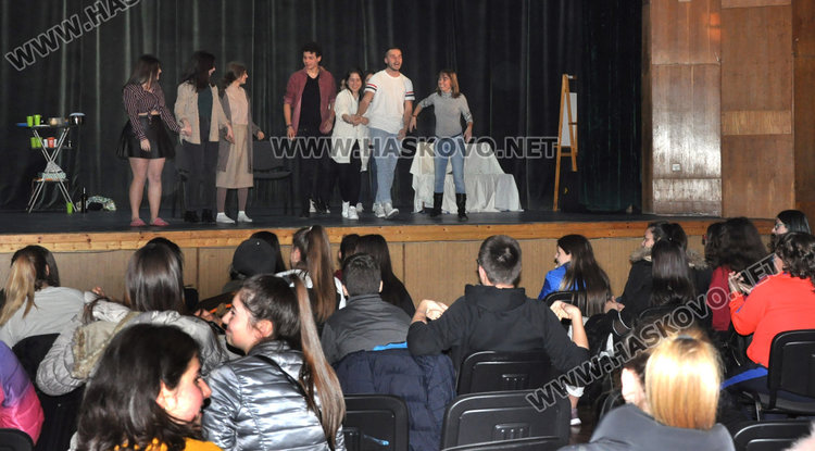 Испанските паралелки от Езиковата играят на сцената на НАТФИЗ