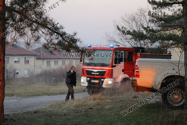 Пожар между димитровградските квартали „Марийно“ и „Изток“ овладян на метри от училище и къщи