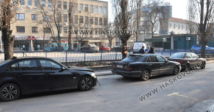 Ауди, Мерцедес и БМВ в тройна катастрофа в Хасково