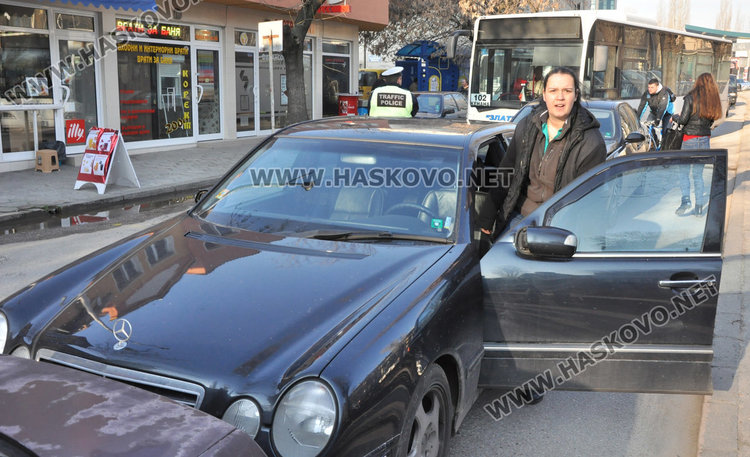 Ауди, Мерцедес и БМВ в тройна катастрофа в Хасково