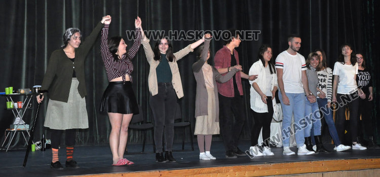 Испанските паралелки от Езиковата играят на сцената на НАТФИЗ