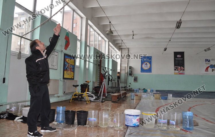 Преди ремонта на покрива треньорите и състезателите бяха принудени да събират в кофи водата от дъджа и снеготопенето