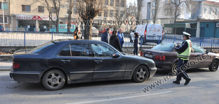 Ауди, Мерцедес и БМВ в тройна катастрофа в Хасково