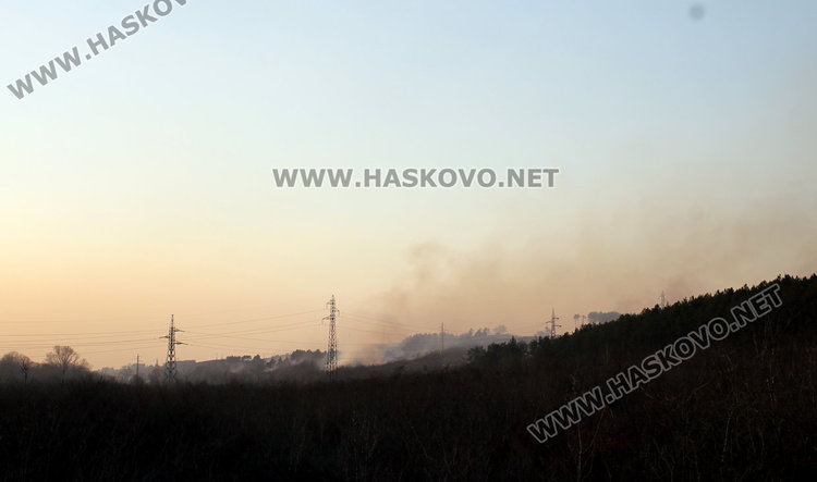 Пожар между димитровградските квартали „Марийно“ и „Изток“ овладян на метри от училище и къщи