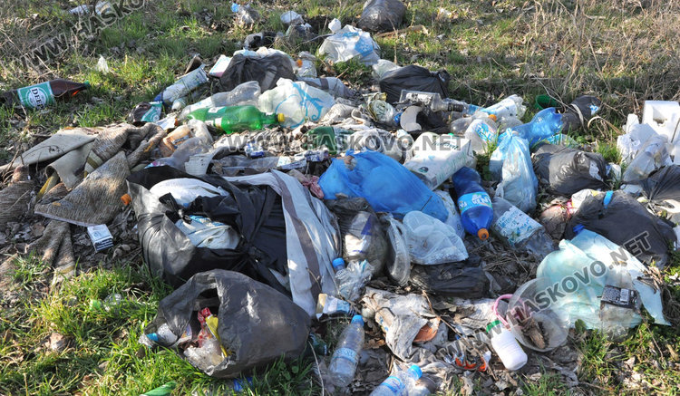 Трупове на кучета, кости и отпадъци гният край река Олудере