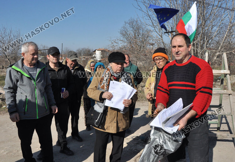 В Хисаря излязоха на протест заради липса на вода, канализация и асфалт