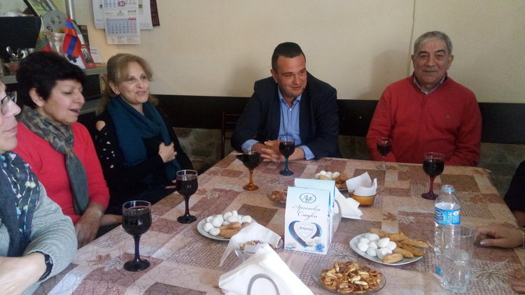 Никола Чанев почете Деня на майчиния език в арменското кафене