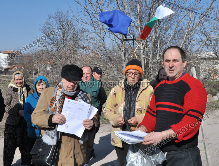В Хисаря излязоха на протест заради липса на вода, канализация и асфалт