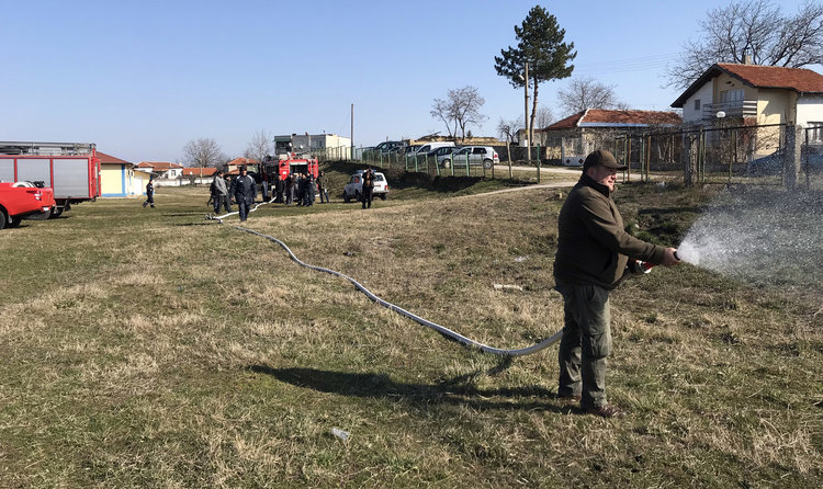 Пожарникари обучават доброволци да реагират при бедствия