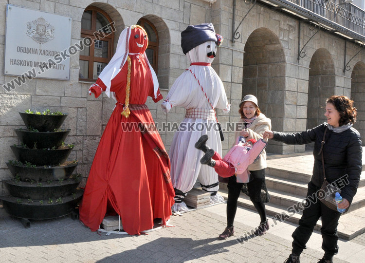 2-годишната Камена се радва на хубавото време днес и  на Пижо и Пенда