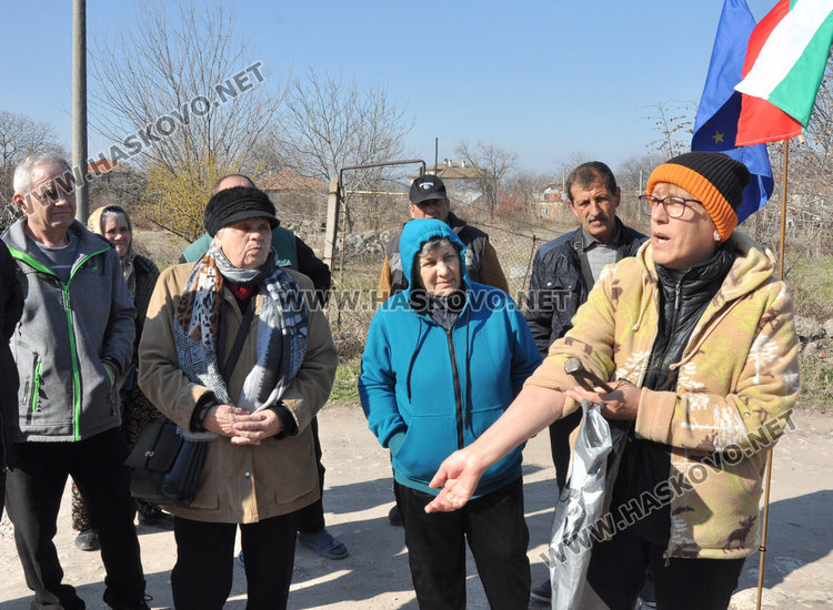 В Хисаря излязоха на протест заради липса на вода, канализация и асфалт