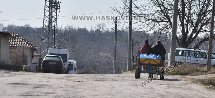 В Хисаря излязоха на протест заради липса на вода, канализация и асфалт