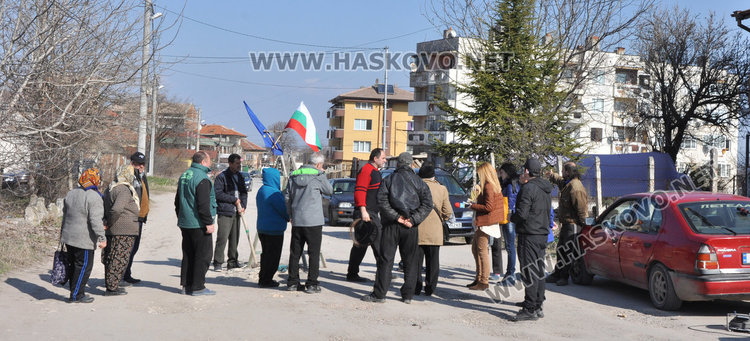 В Хисаря излязоха на протест заради липса на вода, канализация и асфалт