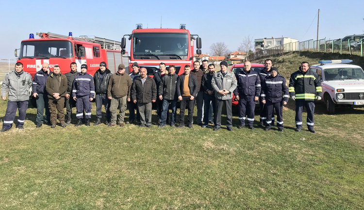 Пожарникари обучават доброволци да реагират при бедствия