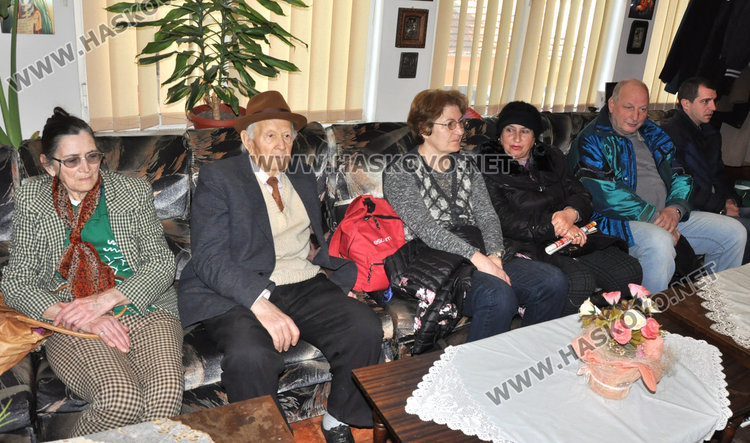 Тракийци с патриотичен рецитал за бележити дати