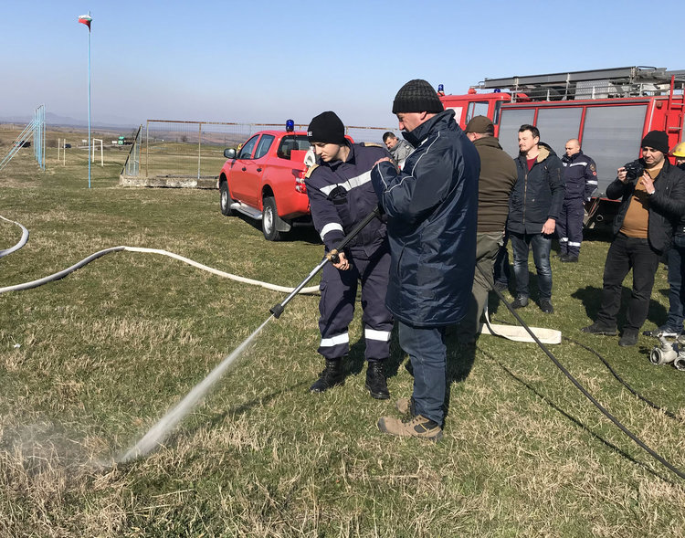 Пожарникари обучават доброволци да реагират при бедствия