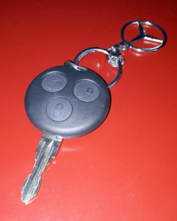 Деца намериха ключ за кола до "Васил Левски" (обновена)