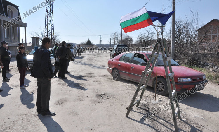 В Хисаря излязоха на протест заради липса на вода, канализация и асфалт