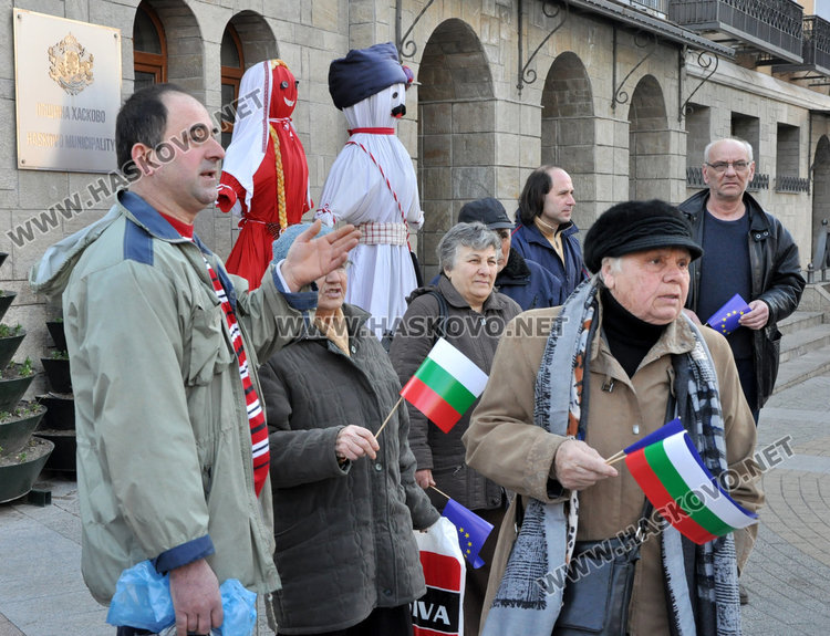 Европейски флагчета за управата в знак на протест от жителите на ул. "Пещера"