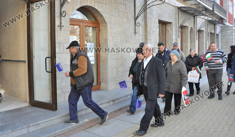 Европейски флагчета за управата в знак на протест от жителите на ул. "Пещера"