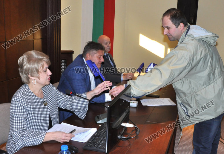 Европейски флагчета за управата в знак на протест от жителите на ул. "Пещера"