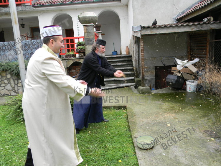 Свещенослужители с гълъби на мира
