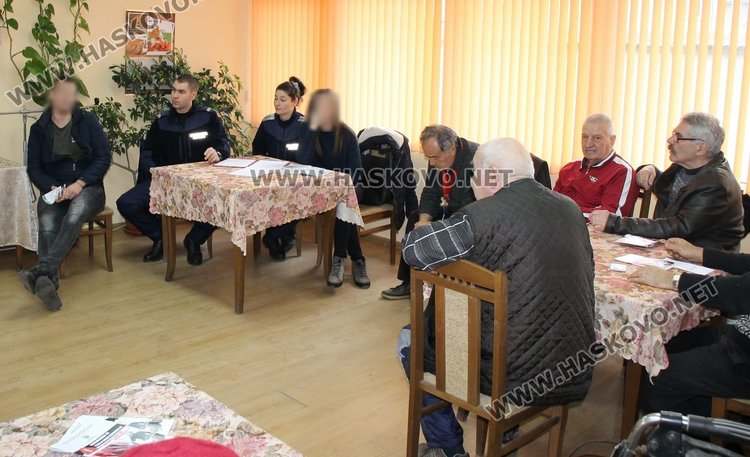 Как да се предпазят възрастните хора от ало-измамници, информира местното полицейско РУ